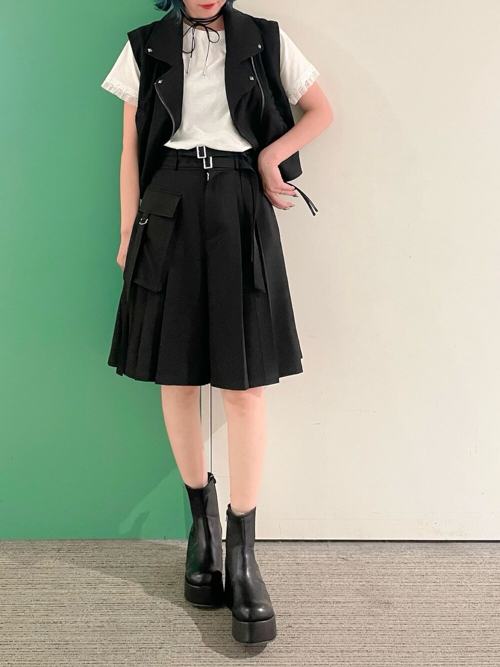 「大人カジュアル、アウトドアスタイル、axes femme、オトナカジュアル、休日スタイル、ラフコーデ、シンフルコーデ、30代コーデ、30代ファッション、30代ママ、モノトーン、モノトーンコーデ、ベストコーデ、ベストスタイル、ベスト×Tシャツ」｜「axes femmeのレース×チュール袖Ｔシャツ（Tシャツ/カットソー、ホワイト系）」を使った、sach1さん（骨格ナチュラル・レディース・166cm）の春コーディネートの4枚目の写真