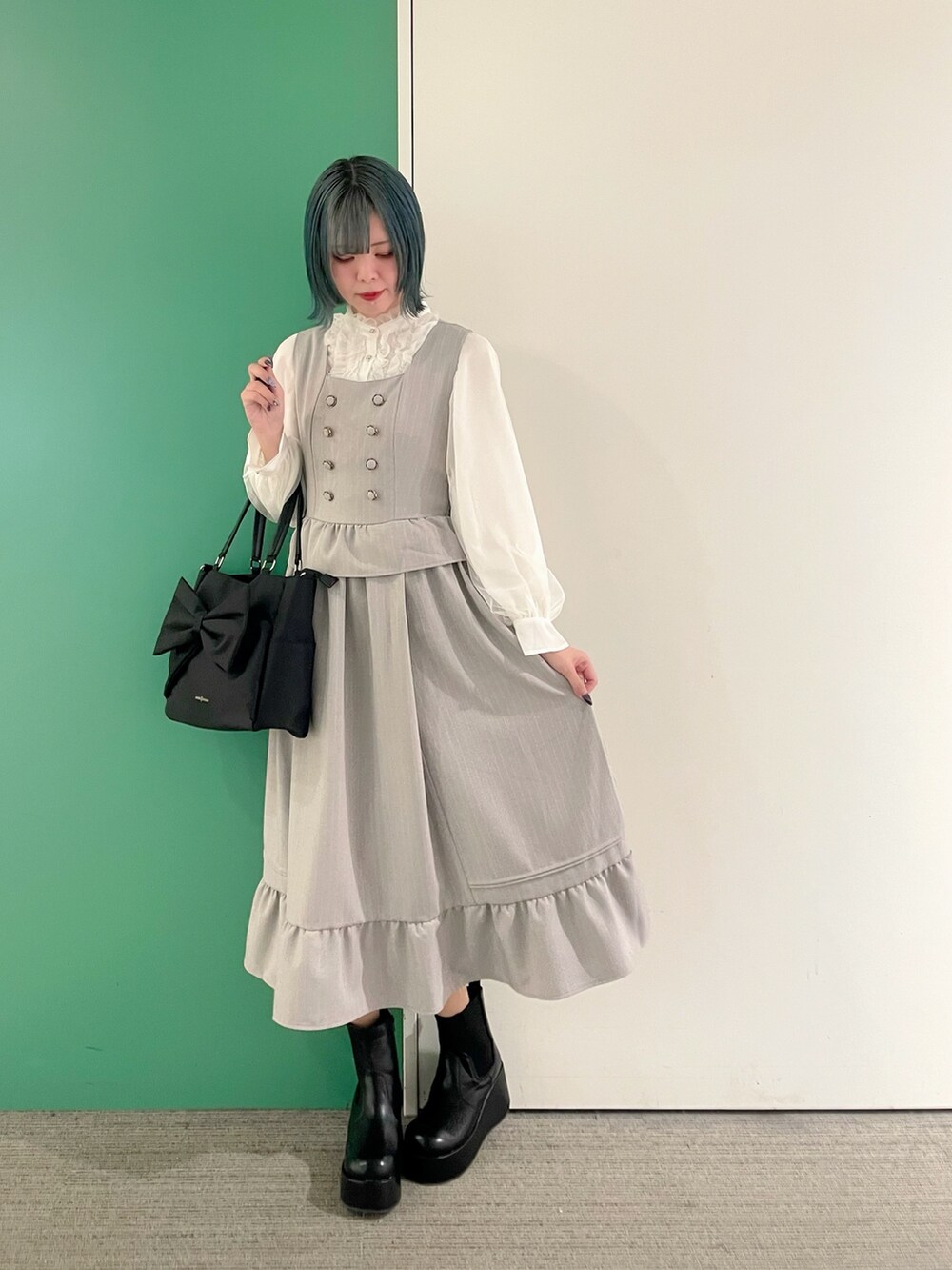 「春コーデ、春めき満開コーデ、axes femme、春カラー、大人ファッション、30代コーデ、30代ファッション、30代ママ、ロングワンピース、ロング丈」｜「axes femmeのＷ釦ペプラムドッキングジャンパースカート（ジャンパースカート、グレー系）」を使った、sach1さん（骨格ナチュラル・レディース・166cm）の春コーディネートの4枚目の写真