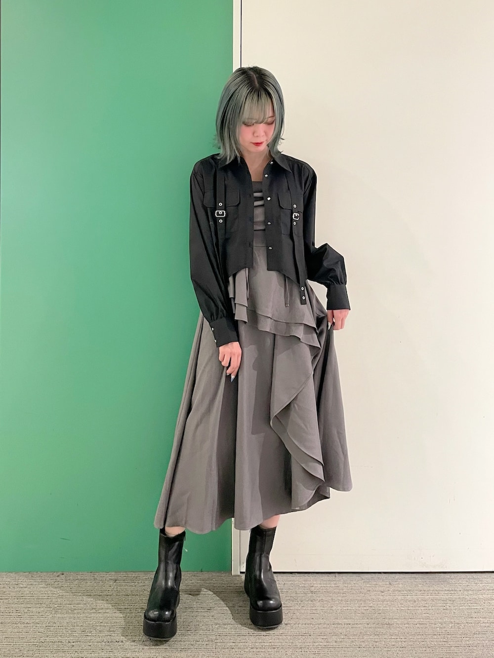 「axes femme、おでかけコーデ、春、シャツコーデ、モノトーン、モノトーンコーデ、モノトーンスタイル、ハトメシャツ、30代コーデ、30代ファッション、30代ママ」｜「axes femmeのハトメ使いショートシャツ（シャツ/ブラウス、ブラック系）」を使った、sach1さん（骨格ナチュラル・レディース・166cm）の春コーディネートの6枚目の写真
