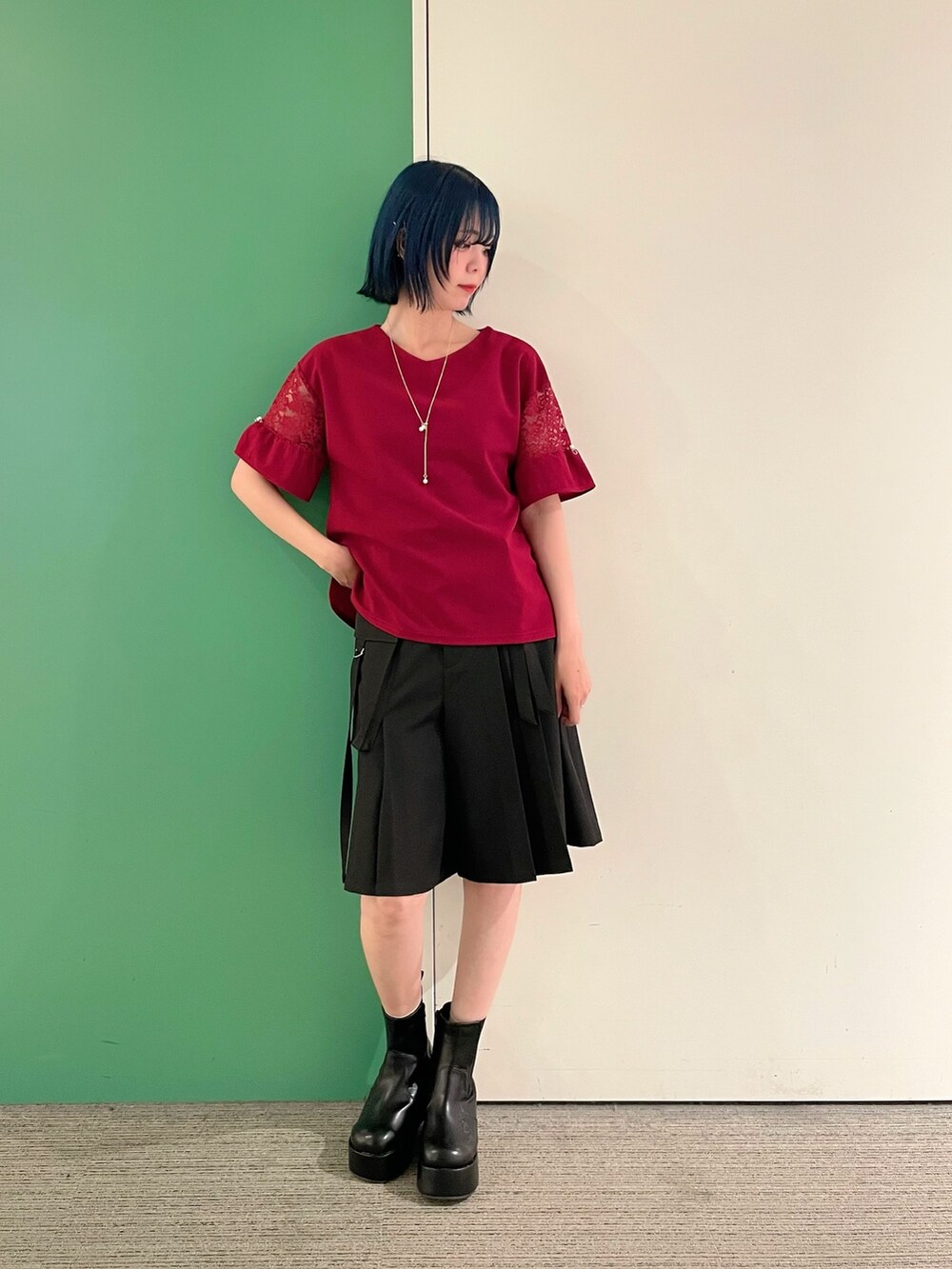 「大人カジュアル、お出かけコーデ、アウトドアスタイル、プチプラ、シンプルコーデ、休日スタイル、ショートパンツ、axes femme、きれいめカジュアル、30代コーデ、30代ファッション、30代ママ」｜「axes femmeの袖レース切替カットプルオーバー（Tシャツ/カットソー、レッド系）」を使った、sach1さん（骨格ナチュラル・レディース・166cm）の春コーディネートの3枚目の写真