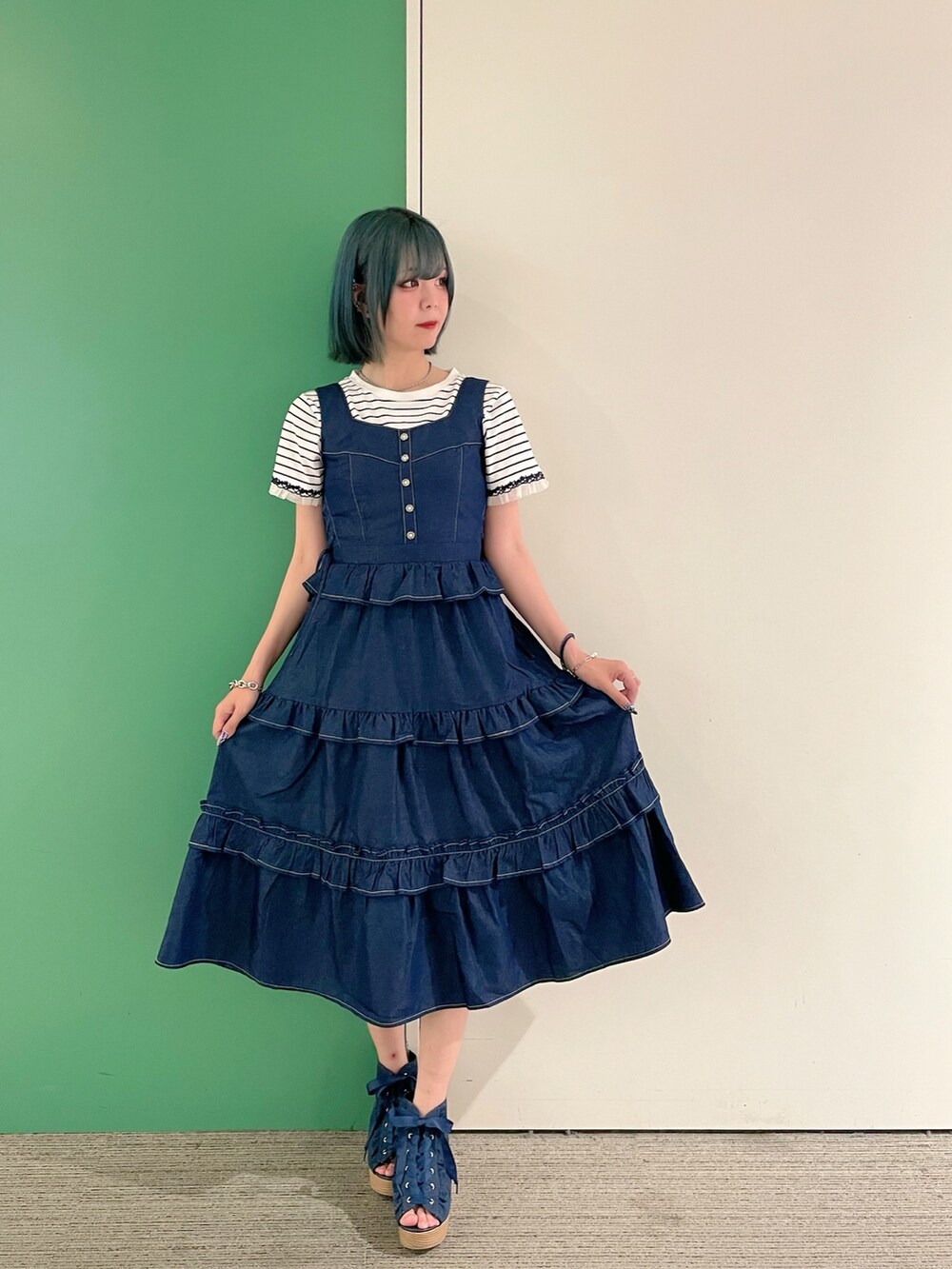 「サンダル、デニム、きれいめカジュアル、axes femme、オトナカジュアル、大人カジュアルコーデ、オトナカワイイ、夏、デニムコーデ、厚底サンダル、高身長女子、Tシャツコーデ、ボーダートップス、ボーダーTシャツ、30代ママ」｜「axes femmeのフリルデザインジャンスカ（ジャンパースカート、ブルー系）」を使った、sach1さん（レディース・166cm）の春コーディネートの2枚目の写真