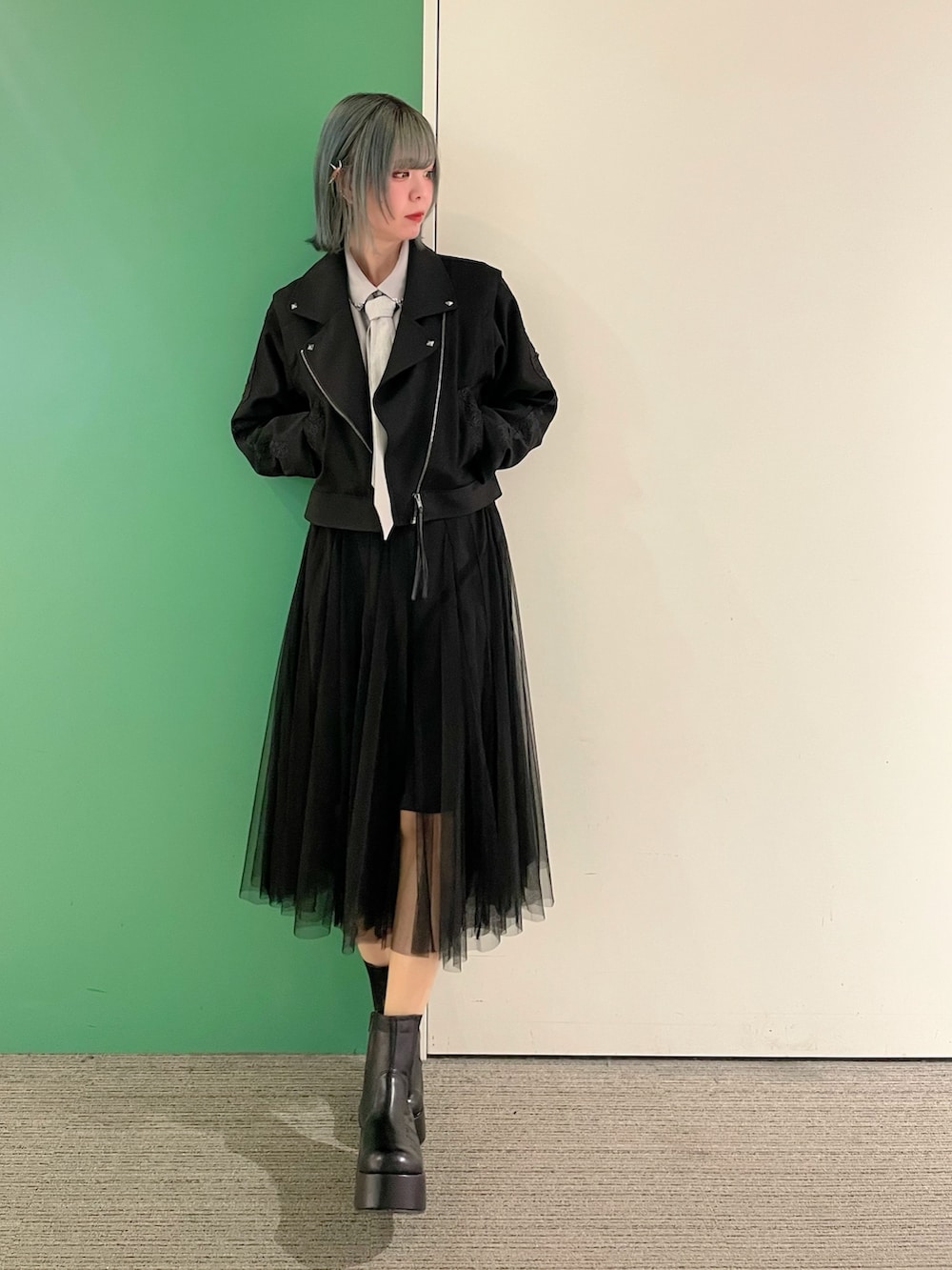 「ジャケット、春コーデ、axes femme、大人可愛い、春服コーデ、カジュアルコーデ、大人コーデ、30代コーデ、メンズライク、スカートスタイル、30代ファッション、30代ママ、ライダースジャケット、ライダースコーデ」｜「axes femmeのチェック柄ネクタイ付きブラウス（シャツ/ブラウス、グレー系）」を使った、sach1さん（骨格ナチュラル・レディース・166cm）の春コーディネートの2枚目の写真
