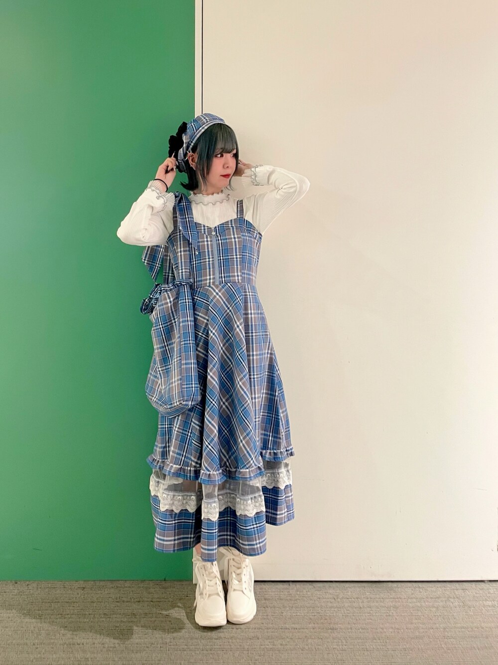 「春コーデ、春めき満開コーデ、axes femme、大人可愛い、春服コーデ、大人コーデ、春、30代コーデ、30代ママ、30代ファッション、チェックワンピース」｜「axes femmeのセンタージップチェックジャンスカ（ジャンパースカート、ブルー系）」を使った、sach1さん（骨格ナチュラル・レディース・166cm）の春コーディネートの3枚目の写真