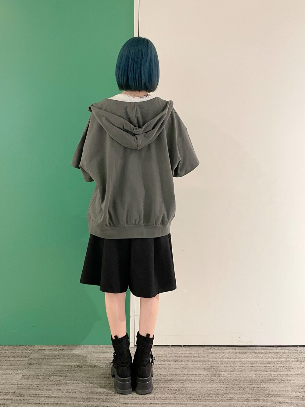 「axes femme、AXES-X、オトナカジュアル、おでかけコーデ、シンプルスタイル、キレイめカジュアル、初夏コーデ、大人ファッション、30代コーデ、30代ファッション、30代ママ、ハーフパンツ、アクセサリー重ね付け、高身長、高身長コーデ」|「axes femmeのツイストチェーンネックレス(ネックレス、シルバー系)」を使った、sach1さん(レディース・166cm)の春コーディネートの8枚目の写真