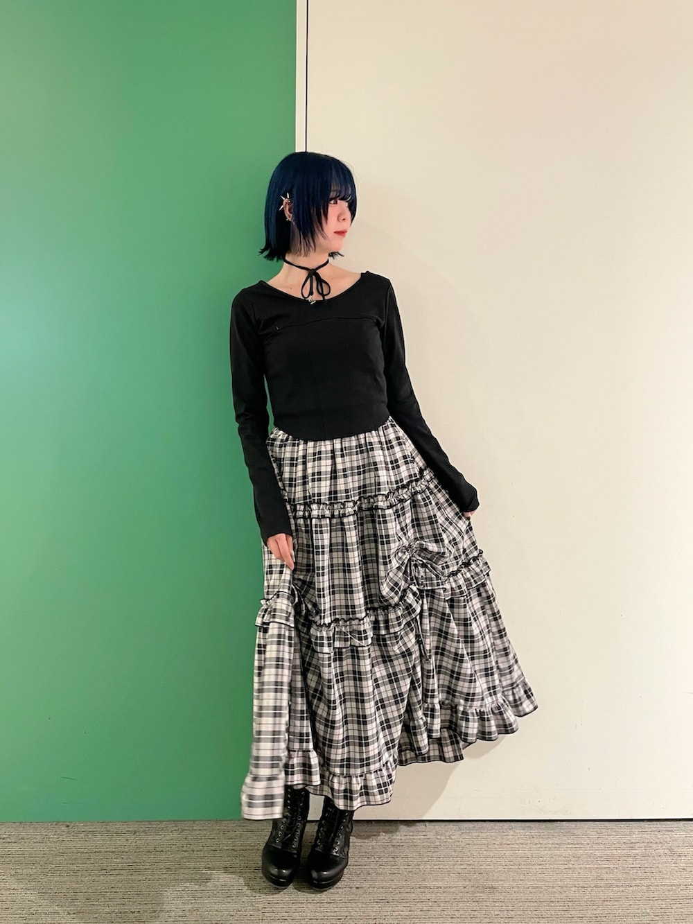 「チェック、axes femme、春ファッション、着回しコーデ、大人カジュアルコーデ、スカートスタイル、30代コーデ、30代ママ、30代ファッション、ゆるコーデ、大人女子、大人可愛い」｜「axes femmeのチョーカー付コルセット風プルオーバー（Tシャツ/カットソー、ブラック系）」を使った、sach1さん（骨格ナチュラル・レディース・166cm）の春コーディネートの3枚目の写真