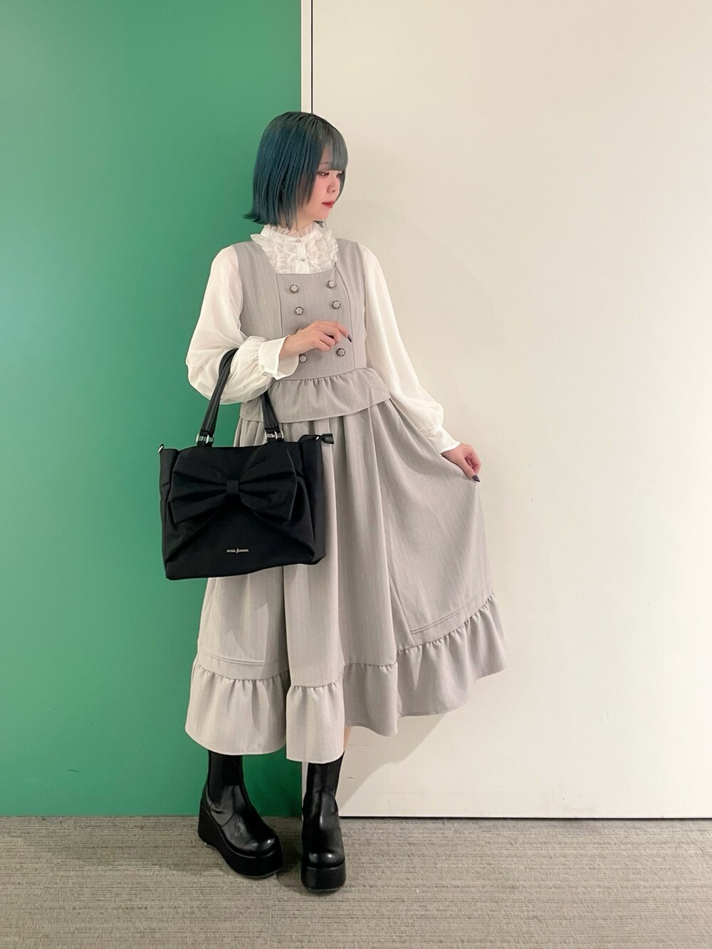 「春コーデ、春めき満開コーデ、axes femme、春カラー、大人ファッション、30代コーデ、30代ファッション、30代ママ、ロングワンピース、ロング丈」｜「axes femmeのＷ釦ペプラムドッキングジャンパースカート（ジャンパースカート、グレー系）」を使った、sach1さん（骨格ナチュラル・レディース・166cm）の春コーディネートの2枚目の写真
