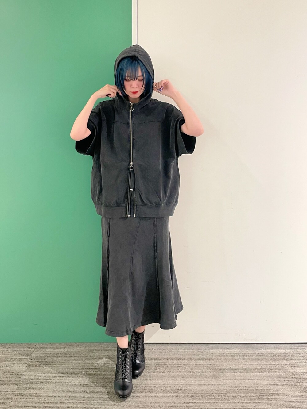 「セットアップ、axes femme、夏コーデ、ゆるシルエット、大人可愛い、高身長女子、楽チンコーデ、カジュアルスタイル、30代コーデ、30代ファッション、30代ママ、スウェット、スウェットコーデ」｜「axes femmeのチュールレースアップブーツ（ブーツ、ブラック系）」を使った、sach1さん（レディース・166cm）の春コーディネートの5枚目の写真