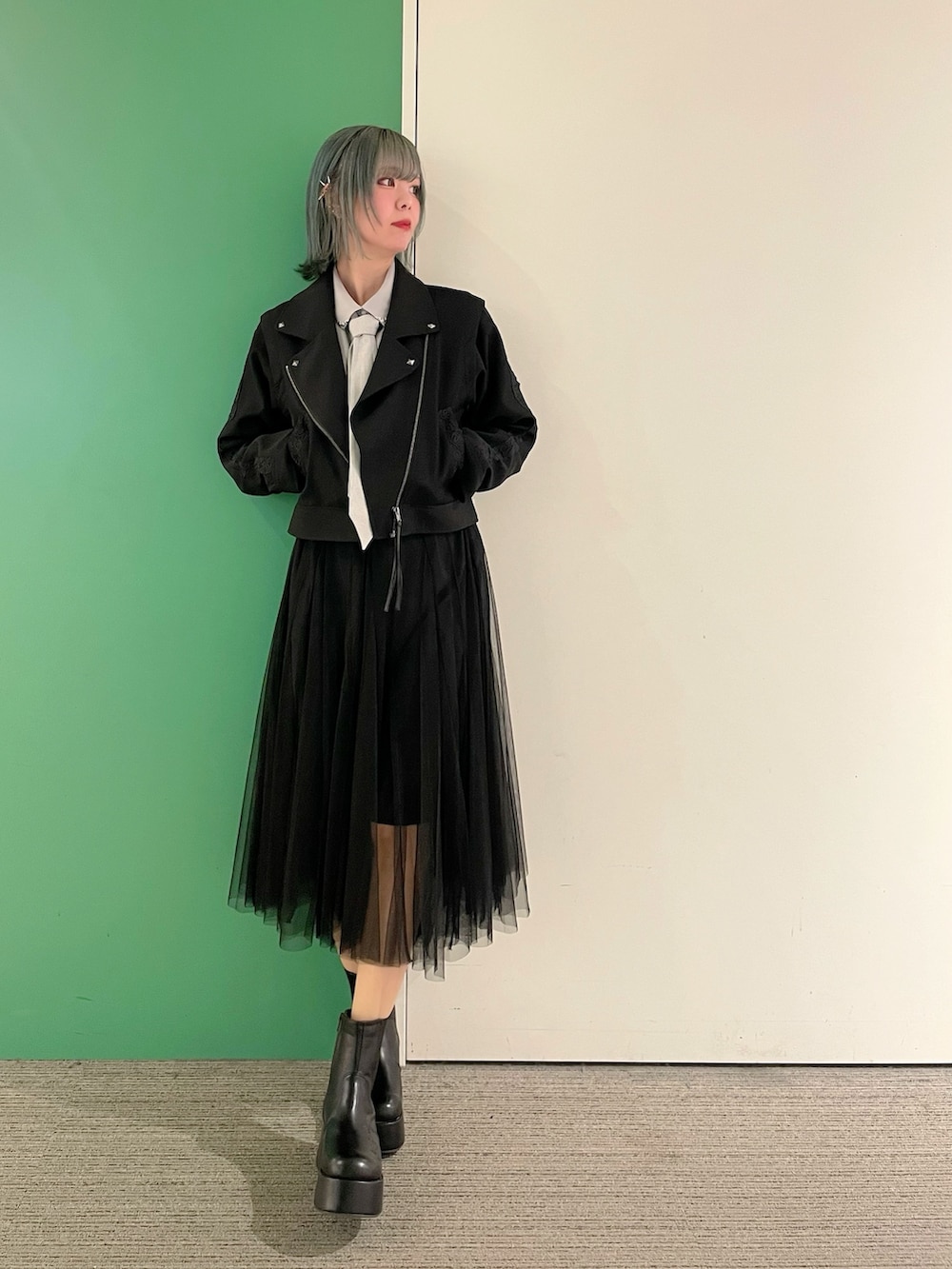 「ジャケット、春コーデ、axes femme、大人可愛い、春服コーデ、カジュアルコーデ、大人コーデ、30代コーデ、メンズライク、スカートスタイル、30代ファッション、30代ママ、ライダースジャケット、ライダースコーデ」｜「axes femmeのチェック柄ネクタイ付きブラウス（シャツ/ブラウス、グレー系）」を使った、sach1さん（骨格ナチュラル・レディース・166cm）の春コーディネートの3枚目の写真