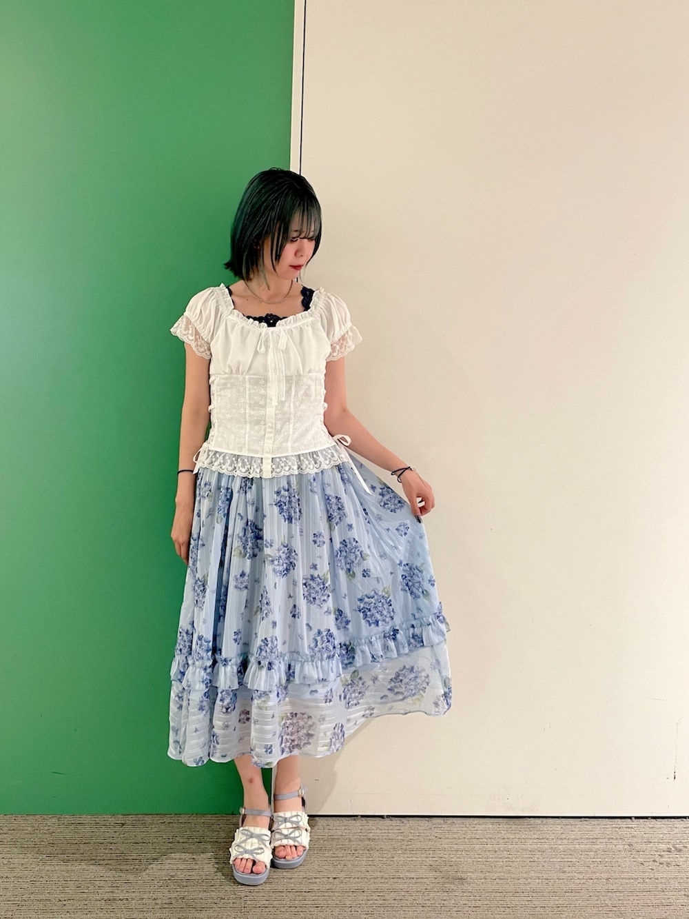 「雨の日コーデ、サンダル、axes femme、きれいめコーデ、夏服コーデ、レディースファッション、レイヤードスタイル、30代コーデ、30代ママ、あじさい柄、梅雨コーデ」｜「axes femmeの吸水速乾２ＷＡＹリブタンク（タンクトップ、ブルー系）」を使った、sach1さん（レディース・166cm）の春コーディネートの2枚目の写真