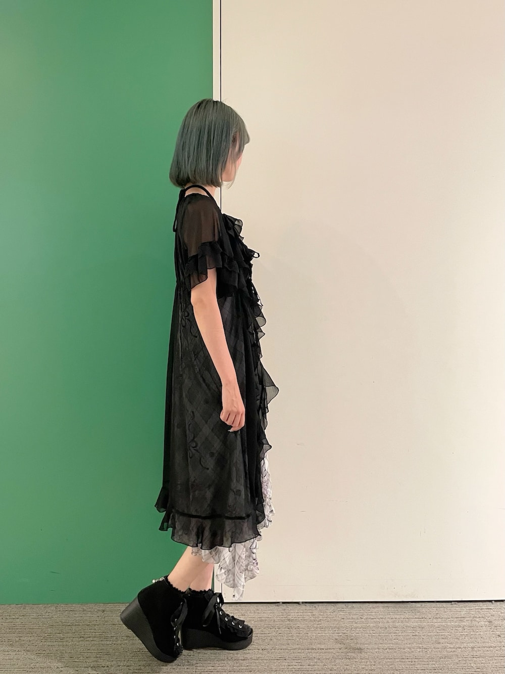 「ワンピース、axes femme、お出かけコーデ、オトナ女子、夏、休日スタイル、大人可愛い、ロングワンピース、30代コーデ、30代ファッション、30代後半、ロングカーディガン」｜「axes femmeのラッフルフリルガウン（カーディガン/ボレロ、ブラック系）」を使った、sach1さん（レディース・166cm）の夏コーディネートの5枚目の写真