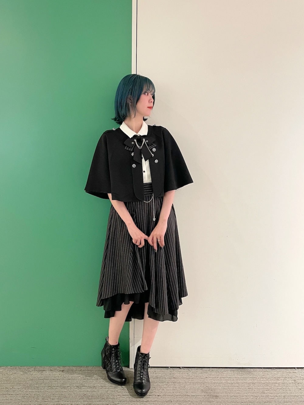 「モノトーン、axes femme、リボン、セットアップ、セットアップスタイル、セットアップコーデ、30代コーデ、30代ファッション、30代ママ、ケープ」｜「axes femmeのチェーン付ダブルバラ釦ケープ（ベスト、ブラック系）」を使った、sach1さん（レディース・166cm）の春コーディネートの2枚目の写真