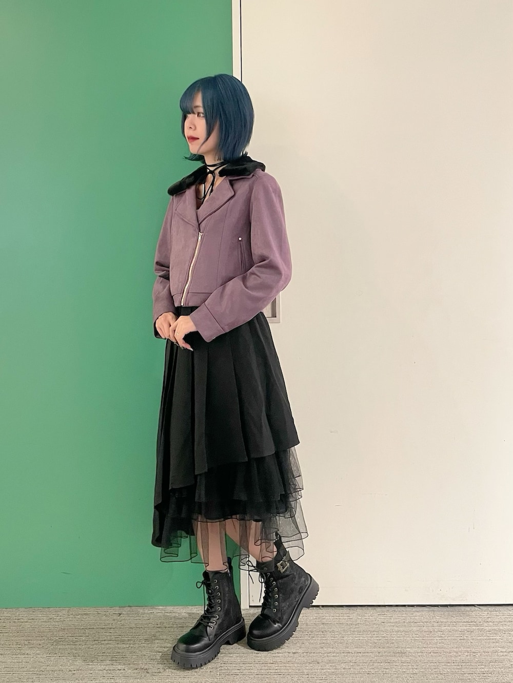 ホワイト系のキャミソール、パープル系のダッフルコート、ブラック系のスカートを着用したレディースの秋コーディネートの4枚目の写真