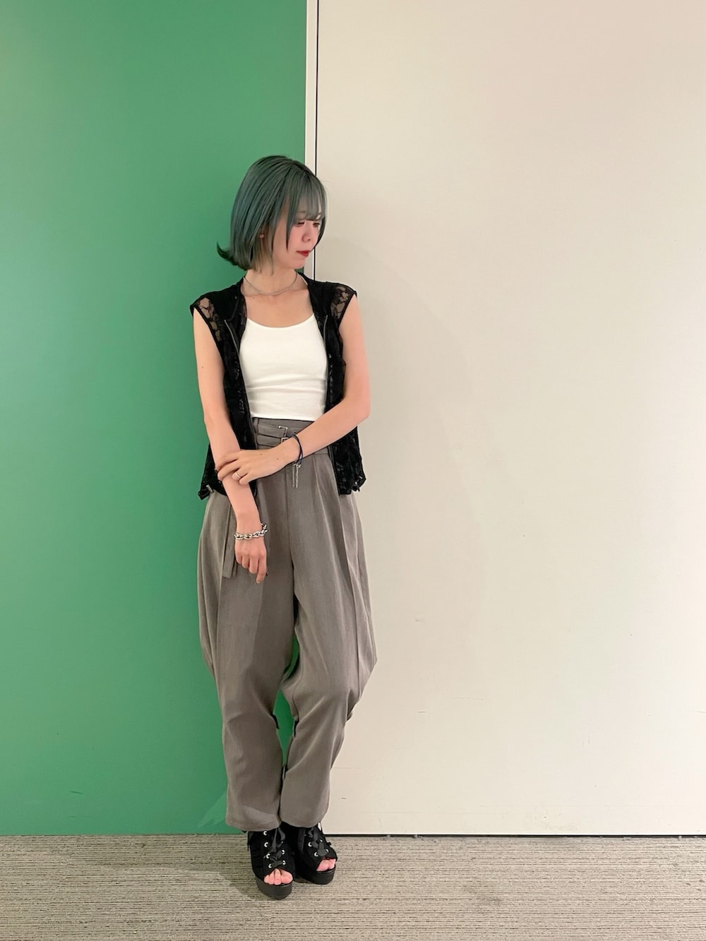 「モノトーン、ワイドパンツ、サンダル、axes femme、axes femme POETIQUE、AXES-X、きれいめコーデ、レイヤードスタイル、キャミソール、30代コーデ、30代ママ、サルエルパンツ」｜「axes femmeのツイストチェーンネックレス（ネックレス、シルバー系）」を使った、sach1さん（レディース・166cm）の春コーディネートの3枚目の写真