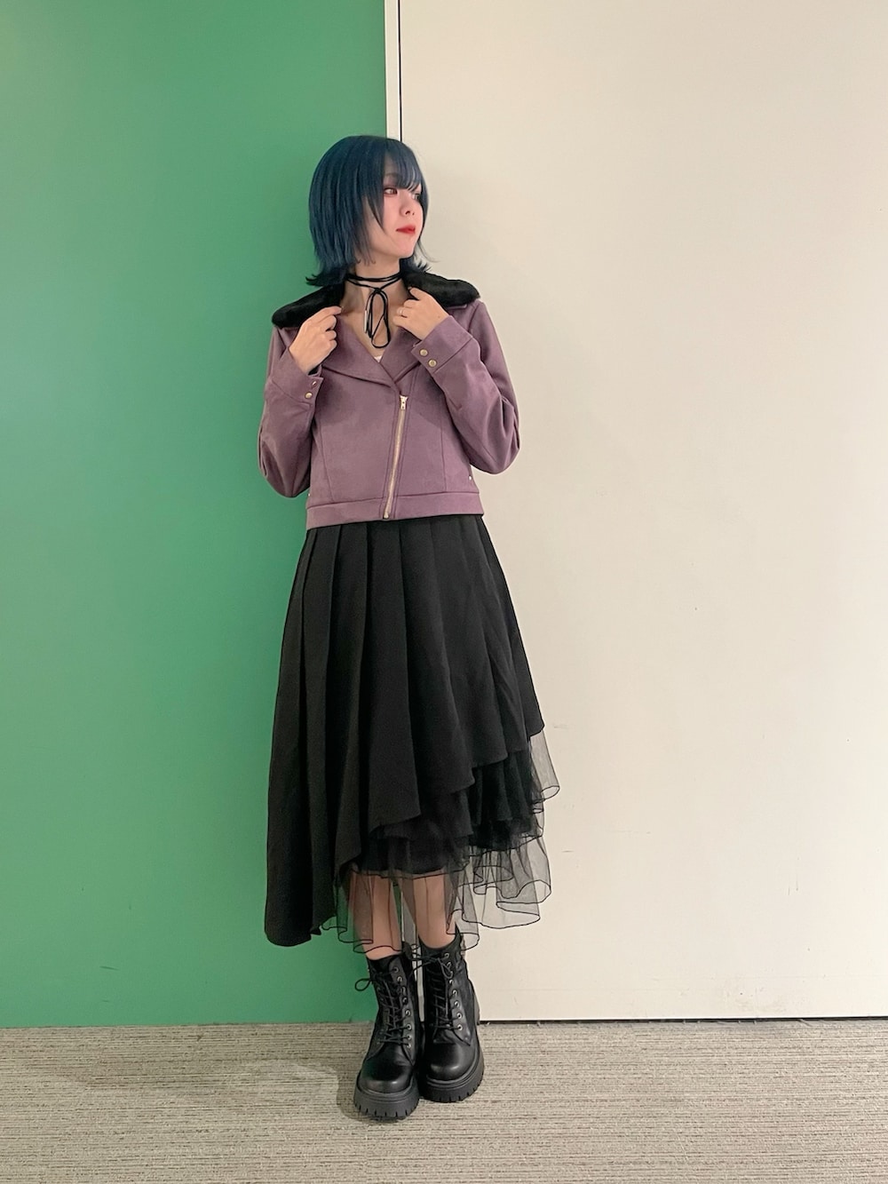 ホワイト系のキャミソール、パープル系のダッフルコート、ブラック系のスカートを着用したレディースの秋コーディネートの2枚目の写真