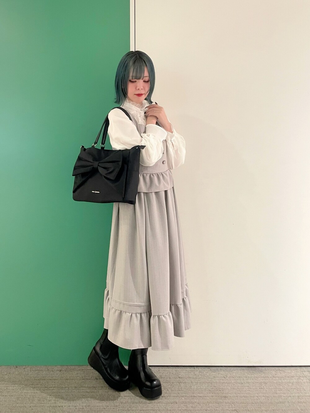 「春コーデ、春めき満開コーデ、axes femme、春カラー、大人ファッション、30代コーデ、30代ファッション、30代ママ、ロングワンピース、ロング丈」｜「axes femmeのＷ釦ペプラムドッキングジャンパースカート（ジャンパースカート、グレー系）」を使った、sach1さん（骨格ナチュラル・レディース・166cm）の春コーディネートの5枚目の写真