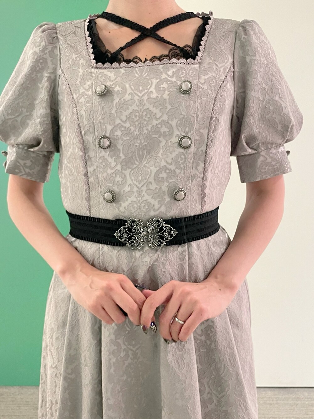 「axes femme、夏コーデ、大人可愛い、高身長女子、30代コーデ、ワンピース、ワントーンコーデ、30代ファッション、30代ママ、カップ付きインナー、カップ付きタンクトップ、デコルテ見せ、パンプスコーデ」｜「axes femmeのカップ付きストラップタンク（タンクトップ、ホワイト系）」を使った、sach1さん（レディース・166cm）の春コーディネートの3枚目の写真