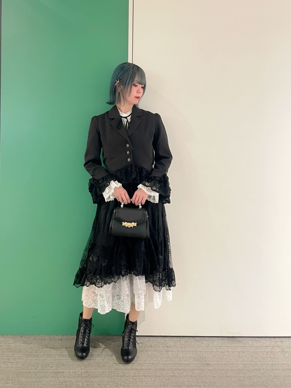 「ジャケット、春コーデ、axes femme、大人可愛い、春服コーデ、大人コーデ、春、モノトーンコーデ、30代コーデ、30代ファッション、30代ママ、ジャケットコーデ、ジャケット 、ジャケットスタイル」｜「axes femmeのレース×シフォンフリルブラウス（シャツ/ブラウス、ホワイト系）」を使った、sach1さん（骨格ナチュラル・レディース・166cm）の春コーディネートの4枚目の写真