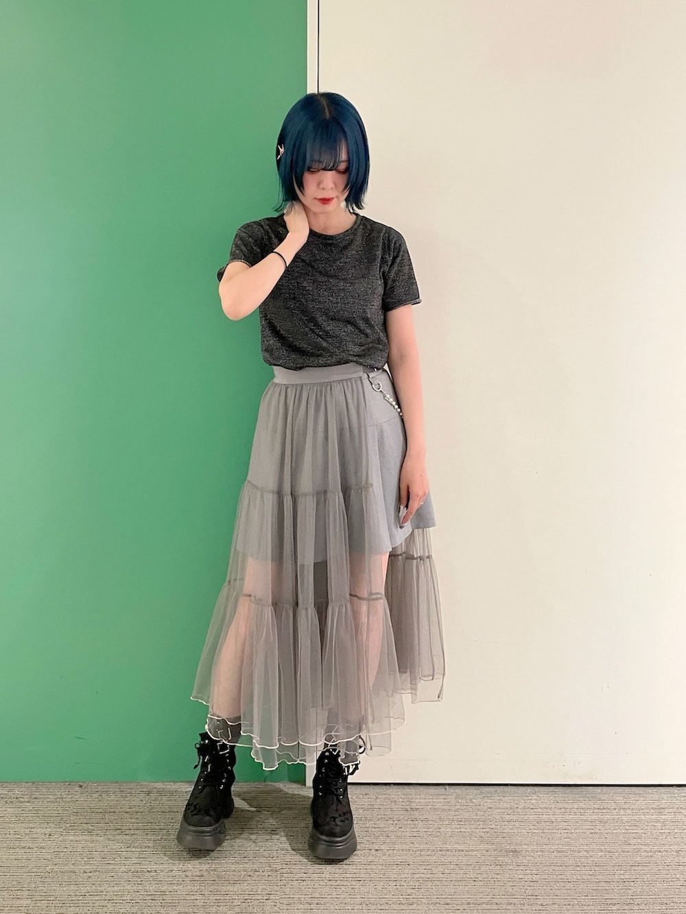 「大人カジュアル、ショートパンツ、レイヤードスタイル、axes femme、キレイめカジュアル、オトナカワイイ、Tシャツコーデ、30代コーデ、30代ファッション、30代ママ、チュールスカート」｜「axes femmeのグリッターＴシャツ（Tシャツ/カットソー、ブラック系）」を使った、sach1さん（骨格ナチュラル・レディース・166cm）の春コーディネートの4枚目の写真