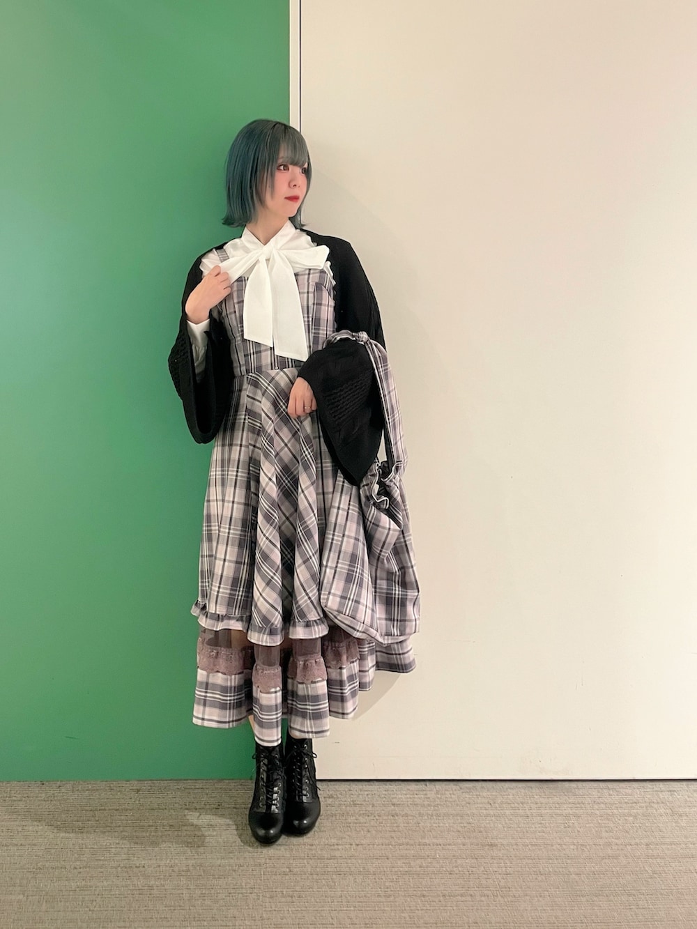 「春コーデ、axes femme、春、休日スタイル、お出かけコーデ、オトナ女子、大人可愛い、チェック、チェックワンピース、30代コーデ、30代ママ、30代ファッション」｜「axes femmeのボリューム袖ボウタイブラウス（シャツ/ブラウス、ホワイト系）」を使った、sach1さん（骨格ナチュラル・レディース・166cm）の春コーディネートの4枚目の写真