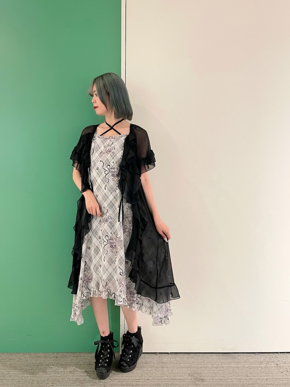 「ワンピース、axes femme、お出かけコーデ、オトナ女子、夏、休日スタイル、大人可愛い、ロングワンピース、30代コーデ、30代ファッション、30代後半、ロングカーディガン」｜「axes femmeのラッフルフリルガウン（カーディガン/ボレロ、ブラック系）」を使った、sach1さん（レディース・166cm）の夏コーディネートの3枚目の写真