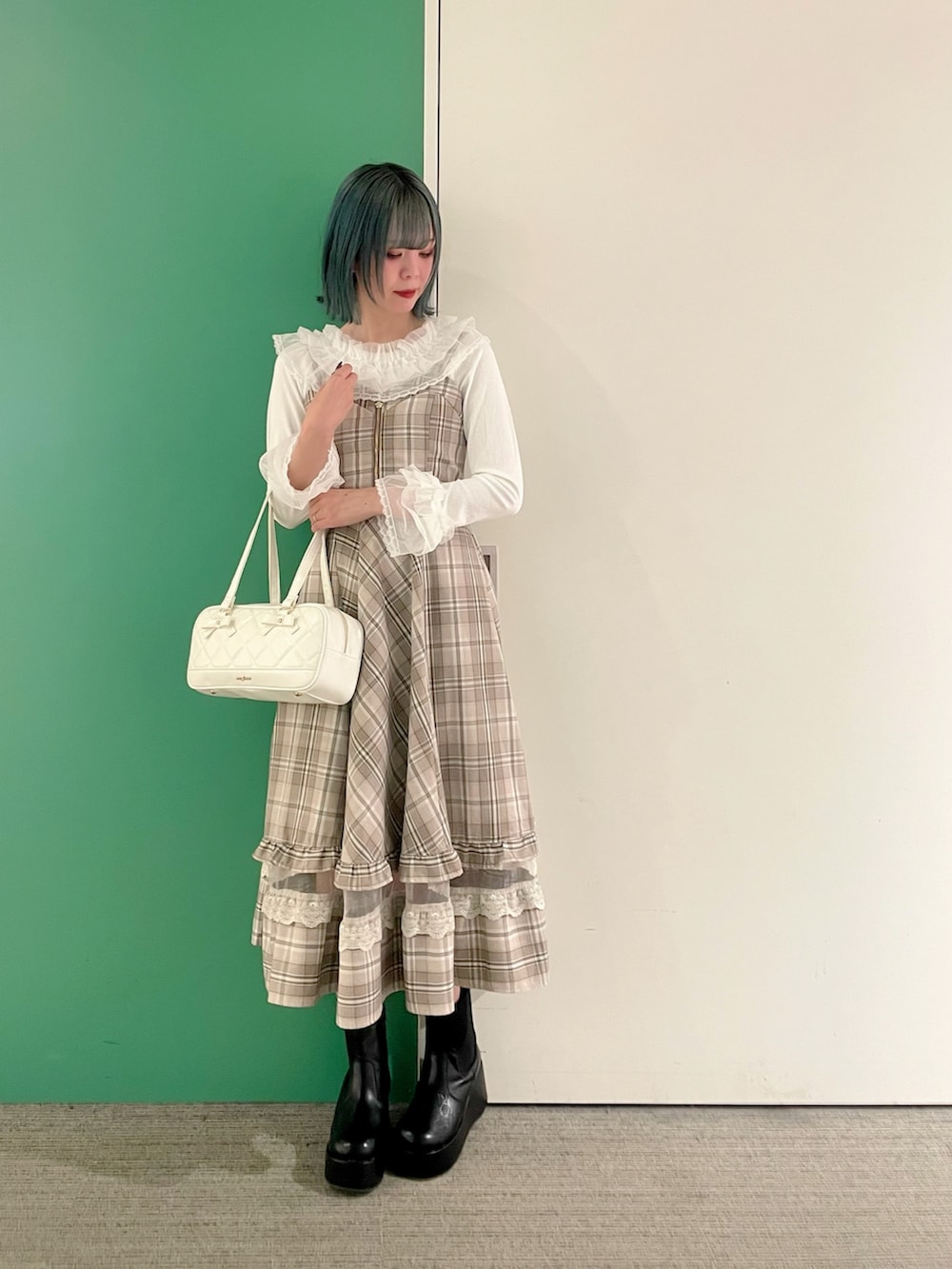 「春、休日スタイル、お出かけコーデ、大人可愛い、ママファッション、30代コーデ、チェック、チェックコーデ」｜「axes femmeのチュールフリルリブプルオーバー（Tシャツ/カットソー、ホワイト系）」を使った、sach1さん（骨格ナチュラル・レディース・166cm）の春コーディネートの2枚目の写真