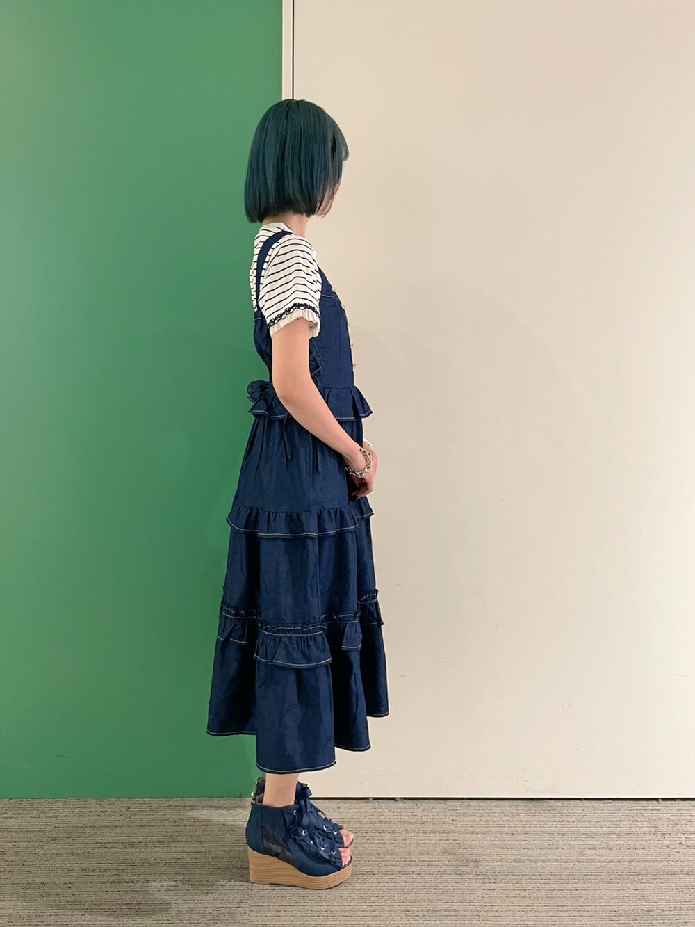 「サンダル、デニム、きれいめカジュアル、axes femme、オトナカジュアル、大人カジュアルコーデ、オトナカワイイ、夏、デニムコーデ、厚底サンダル、高身長女子、Tシャツコーデ、ボーダートップス、ボーダーTシャツ、30代ママ」｜「axes femmeのフリルデザインジャンスカ（ジャンパースカート、ブルー系）」を使った、sach1さん（レディース・166cm）の春コーディネートの6枚目の写真