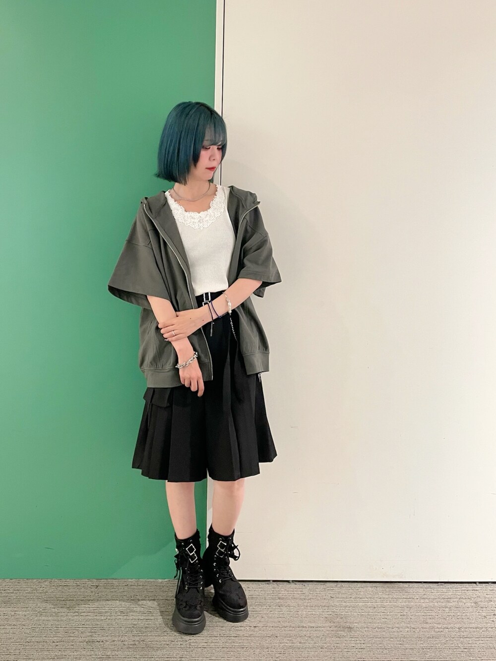 「axes femme、AXES-X、オトナカジュアル、おでかけコーデ、シンプルスタイル、キレイめカジュアル、初夏コーデ、大人ファッション、30代コーデ、30代ファッション、30代ママ、ハーフパンツ、アクセサリー重ね付け、高身長、高身長コーデ」|「axes femmeのツイストチェーンネックレス(ネックレス、シルバー系)」を使った、sach1さん(レディース・166cm)の春コーディネートの2枚目の写真
