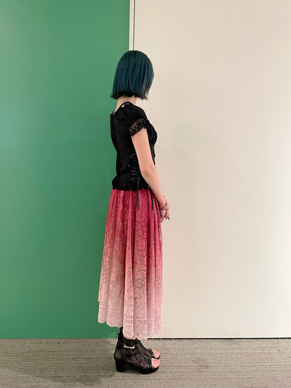「サンダル、axes femme、カタログ掲載アイテム_axes femme、大人コーデ、ロングスカート、30代コーデ、フェミニンコーデ、30代ファッション、30代ママ、グラデーション」｜「axes femmeのカップ付きストラップタンク（タンクトップ、ブラック系）」を使った、sach1さん（レディース・166cm）の春コーディネートの4枚目の写真