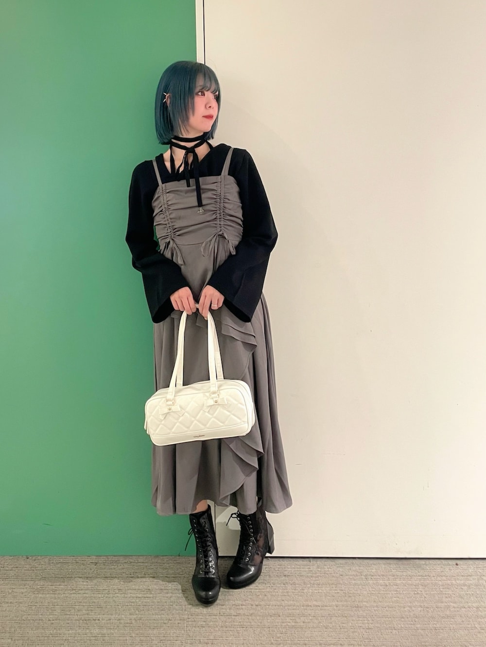 「春コーデ、axes femme、大人可愛い、モノトーンコーデ、休日スタイル、オトナ女子、30代コーデ、モード、モードカジュアル、モード系、モードスタイル、30代ファッション、30代ママ」｜「axes femmeのチョーカー風ストラップニット（ニット/セーター、ブラック系）」を使った、sach1さん（骨格ナチュラル・レディース・166cm）の春コーディネートの2枚目の写真