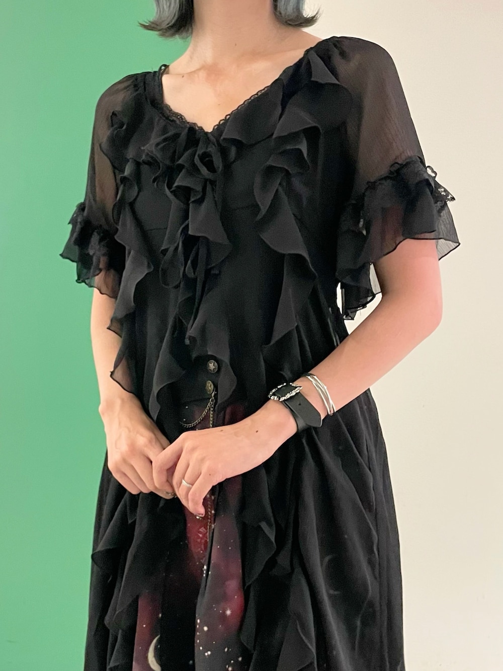 「お出かけコーデ、レイヤードスタイル、ロングスカート、axes femme、夏コーデ、大人女子、夏服コーデ、夏、高身長女子、サンダル、30代コーデ、30代ファッション、30代後半、30代ママ、ロングカーディガン」｜「axes femmeの吸水速乾フラワーレースタンク（タンクトップ、ブラック系）」を使った、sach1さん（レディース・166cm）の夏コーディネートの3枚目の写真