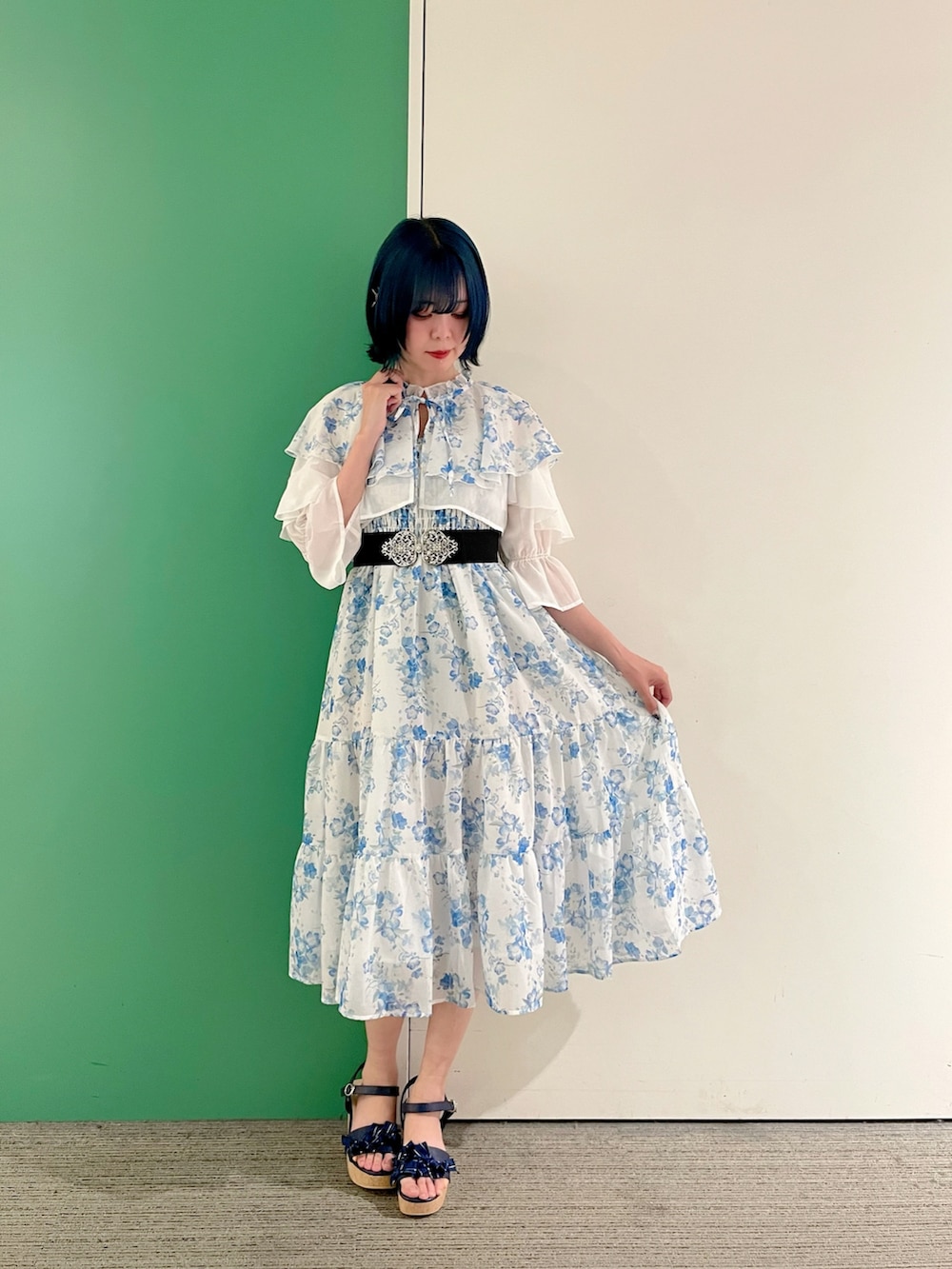 「axes femme、初夏コーデ、おでかけコーデ、オトナ女子、休日スタイル、大人ファッション、夏コーデ、ワンピーススタイル、ワンピースコーデ、30代コーデ、30代ファッション、30代ママ」｜「axes femmeのバラ釦付ＵＶ２ＷＡＹストール（ストール/ショール、ブラック系）」を使った、sach1さん（骨格ナチュラル・レディース・166cm）の春コーディネートの3枚目の写真