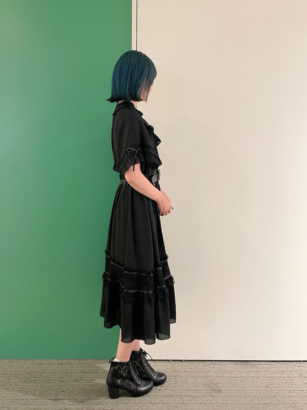 「axes femme、大人可愛い、夏コーデ、高身長女子、ワントーンコーデ、30代コーデ、オールブラック、ブラックコーデ、ブラックワンピース、黒コーデ、30代ファッション、30代ママ」｜「axes femmeのカメオ付フレア袖ワンピース（ワンピース、ブラック系）」を使った、sach1さん（レディース・166cm）の春コーディネートの5枚目の写真
