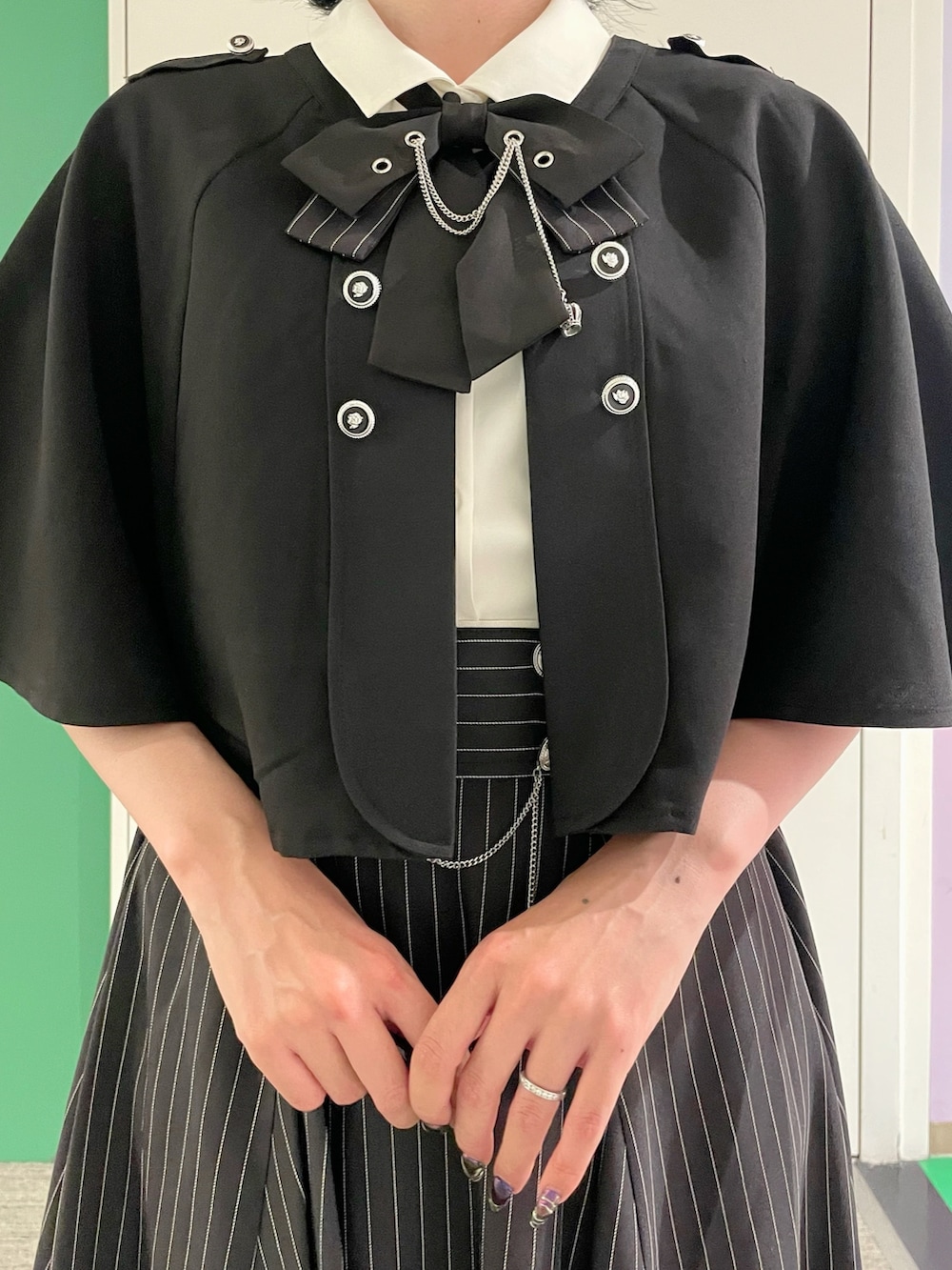 「モノトーン、axes femme、リボン、セットアップ、セットアップスタイル、セットアップコーデ、30代コーデ、30代ファッション、30代ママ、ケープ」｜「axes femmeのチェーン付ダブルバラ釦ケープ（ベスト、ブラック系）」を使った、sach1さん（レディース・166cm）の春コーディネートの3枚目の写真