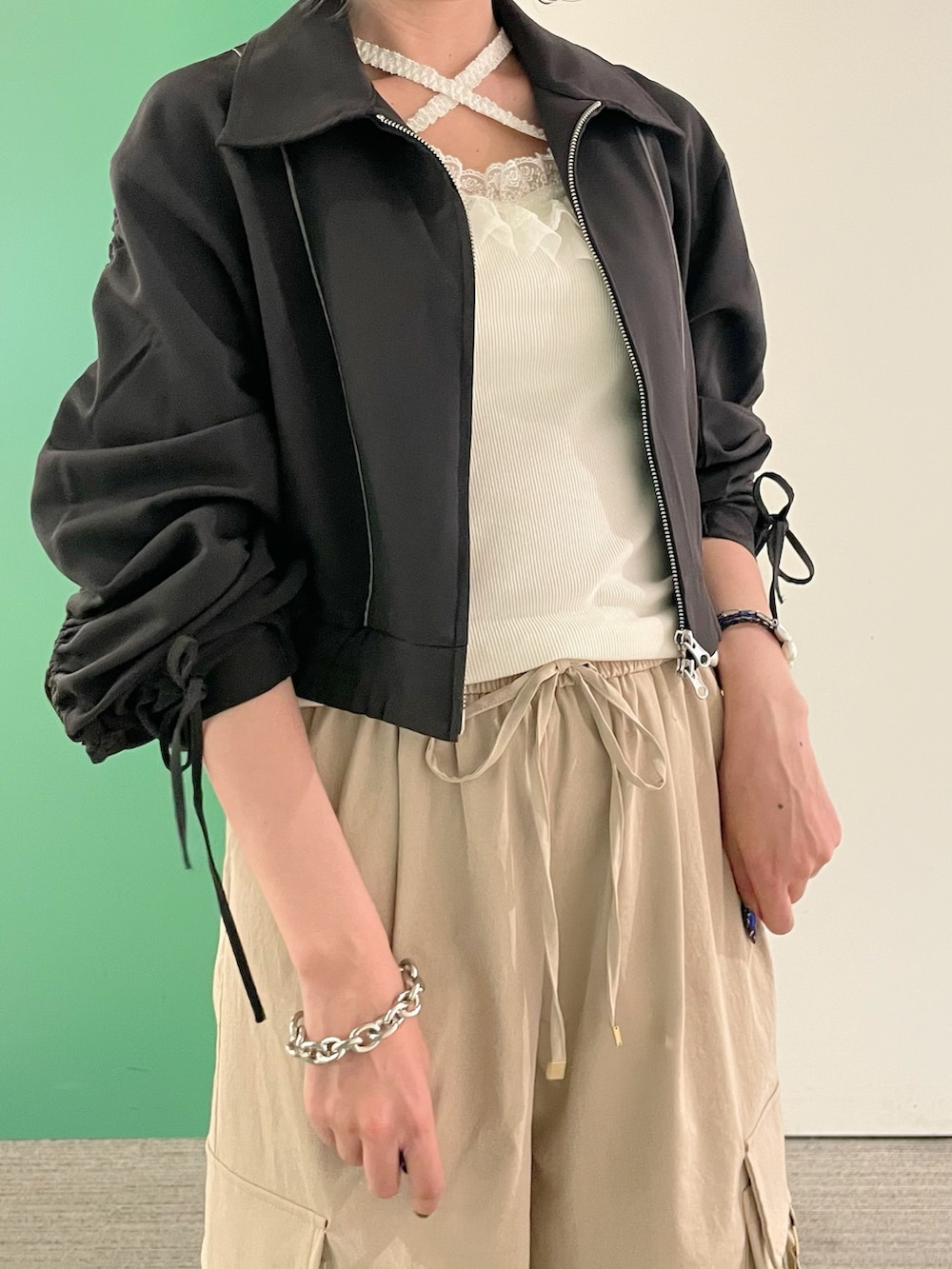 「axes femme、AXES-X、ゆるシルエット、高身長女子、楽チンコーデ、カジュアルスタイル、30代コーデ、30代ファッション、30代ママ、ブルゾン、ブルゾンコーデ、カーゴパンツ、カーゴパンツコーデ」｜「axes femmeのカップ付きストラップタンク（タンクトップ、ホワイト系）」を使った、sach1さん（レディース・166cm）の春コーディネートの5枚目の写真