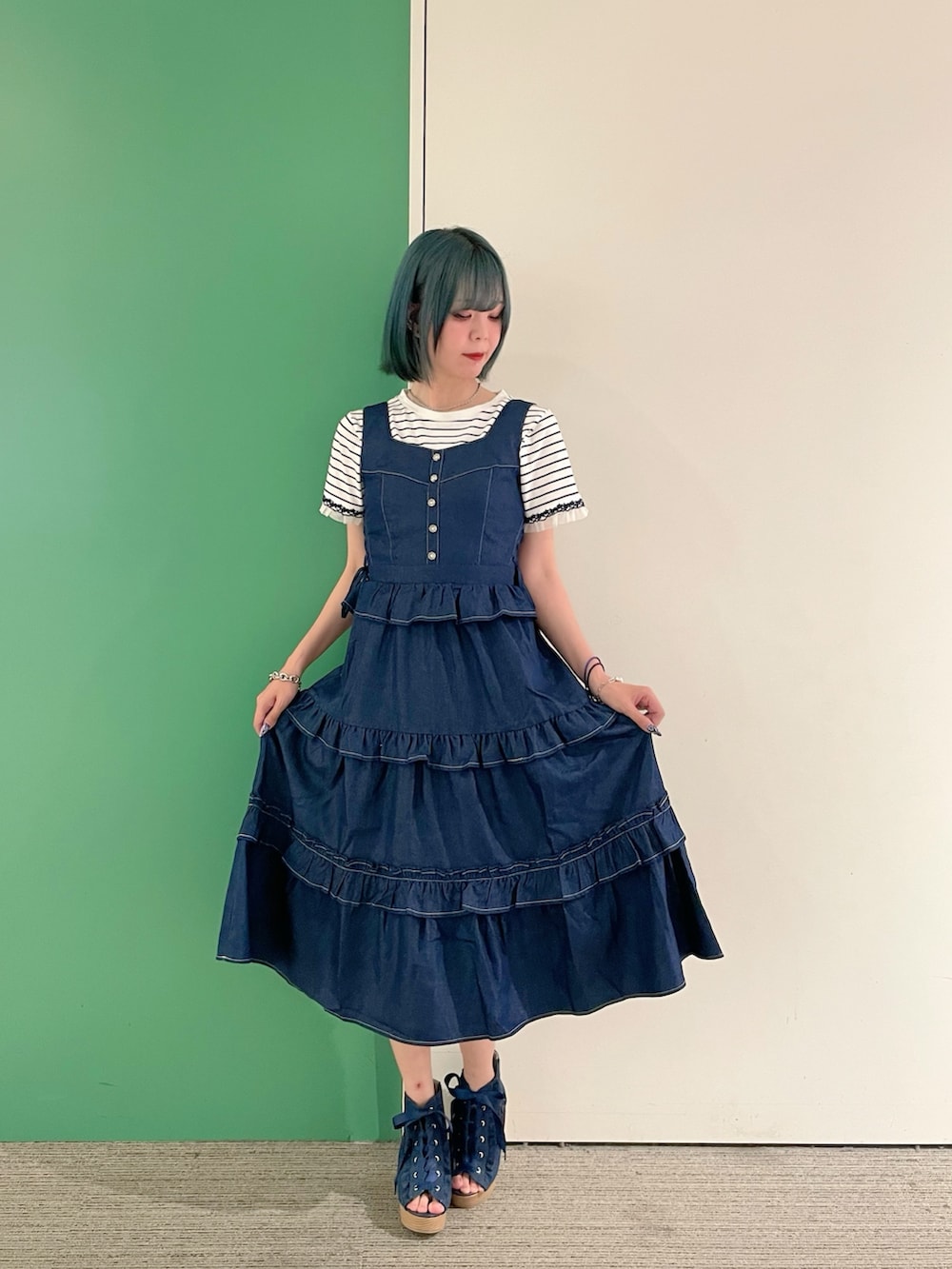 「サンダル、デニム、きれいめカジュアル、axes femme、オトナカジュアル、大人カジュアルコーデ、オトナカワイイ、夏、デニムコーデ、厚底サンダル、高身長女子、Tシャツコーデ、ボーダートップス、ボーダーTシャツ、30代ママ」｜「axes femmeのフリルデザインジャンスカ（ジャンパースカート、ブルー系）」を使った、sach1さん（レディース・166cm）の春コーディネートの3枚目の写真