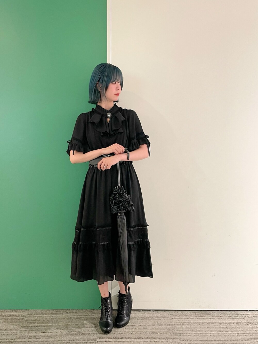 「axes femme、大人可愛い、夏コーデ、高身長女子、ワントーンコーデ、30代コーデ、オールブラック、ブラックコーデ、ブラックワンピース、黒コーデ、30代ファッション、30代ママ」｜「axes femmeのカメオ付フレア袖ワンピース（ワンピース、ブラック系）」を使った、sach1さん（レディース・166cm）の春コーディネートの3枚目の写真