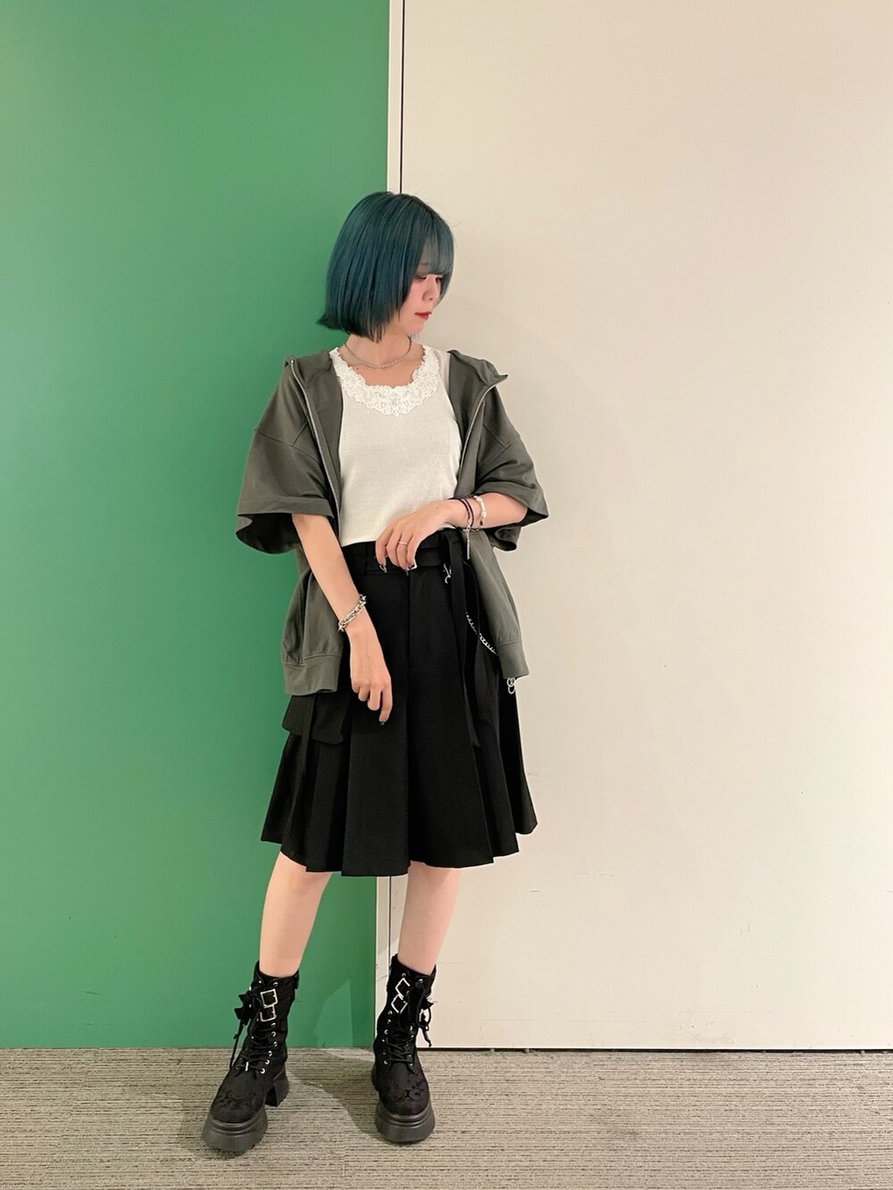 「axes femme、AXES-X、オトナカジュアル、おでかけコーデ、シンプルスタイル、キレイめカジュアル、初夏コーデ、大人ファッション、30代コーデ、30代ファッション、30代ママ、ハーフパンツ、アクセサリー重ね付け、高身長、高身長コーデ」|「axes femmeのツイストチェーンネックレス(ネックレス、シルバー系)」を使った、sach1さん(レディース・166cm)の春コーディネートの4枚目の写真