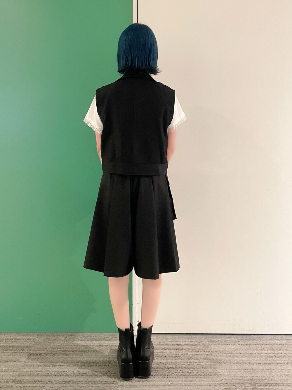 「大人カジュアル、アウトドアスタイル、axes femme、オトナカジュアル、休日スタイル、ラフコーデ、シンフルコーデ、30代コーデ、30代ファッション、30代ママ、モノトーン、モノトーンコーデ、ベストコーデ、ベストスタイル、ベスト×Tシャツ」｜「axes femmeのレース×チュール袖Ｔシャツ（Tシャツ/カットソー、ホワイト系）」を使った、sach1さん（骨格ナチュラル・レディース・166cm）の春コーディネートの5枚目の写真