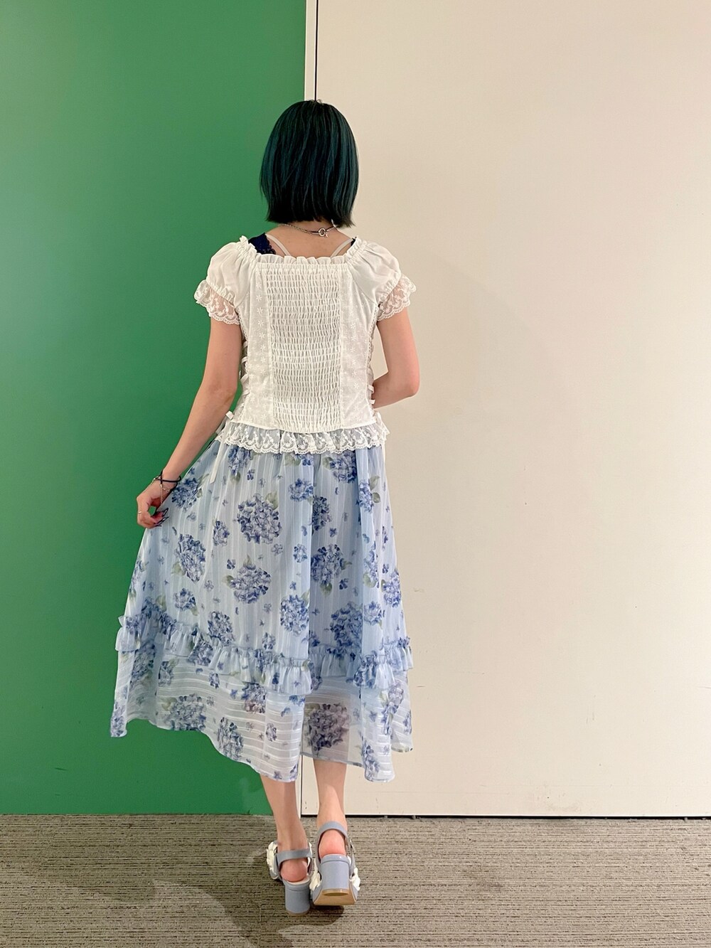 「雨の日コーデ、サンダル、axes femme、きれいめコーデ、夏服コーデ、レディースファッション、レイヤードスタイル、30代コーデ、30代ママ、あじさい柄、梅雨コーデ」｜「axes femmeの吸水速乾２ＷＡＹリブタンク（タンクトップ、ブルー系）」を使った、sach1さん（レディース・166cm）の春コーディネートの6枚目の写真