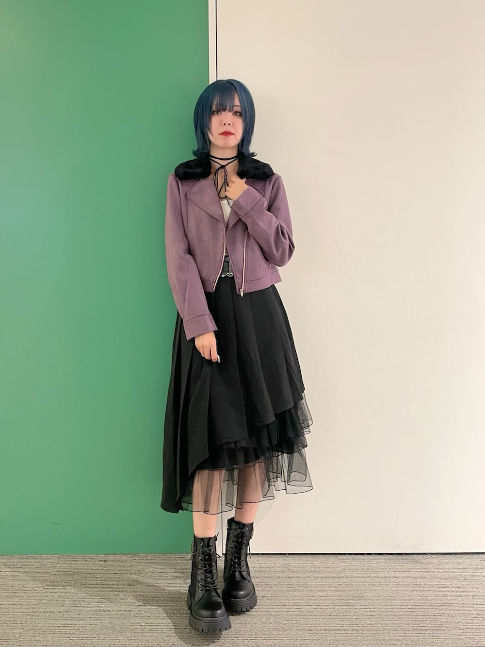 ホワイト系のキャミソール、パープル系のダッフルコート、ブラック系のスカートを着用したレディースの秋コーディネートの5枚目の写真