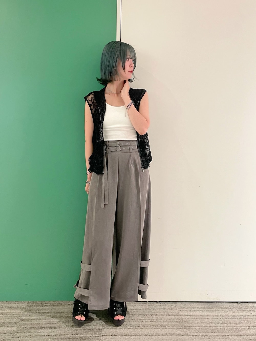 「モノトーン、ワイドパンツ、サンダル、axes femme、axes femme POETIQUE、AXES-X、きれいめコーデ、レイヤードスタイル、キャミソール、30代コーデ、30代ママ、サルエルパンツ」｜「axes femmeのツイストチェーンネックレス（ネックレス、シルバー系）」を使った、sach1さん（レディース・166cm）の春コーディネートの6枚目の写真