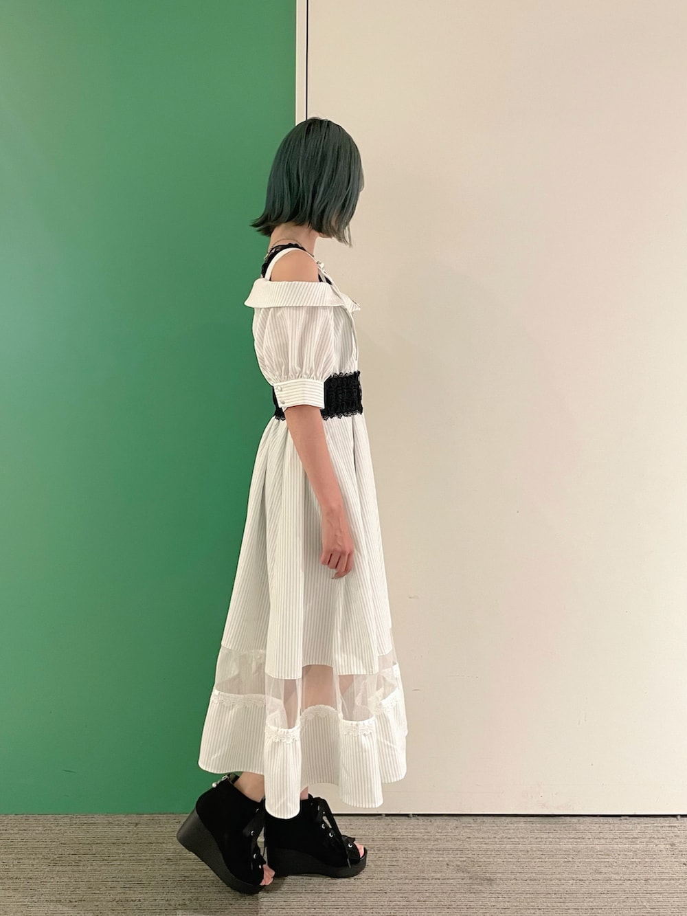「axes femme、AXES-X、お出かけコーデ、夏、休日スタイル、大人ファッション、ストライプワンピース、ストライプ、30代コーデ、30代ファッション、30代後半」｜「axes femmeのオフショル風ストライプワンピース（ワンピース、ホワイト系）」を使った、sach1さん（レディース・166cm）の夏コーディネートの6枚目の写真