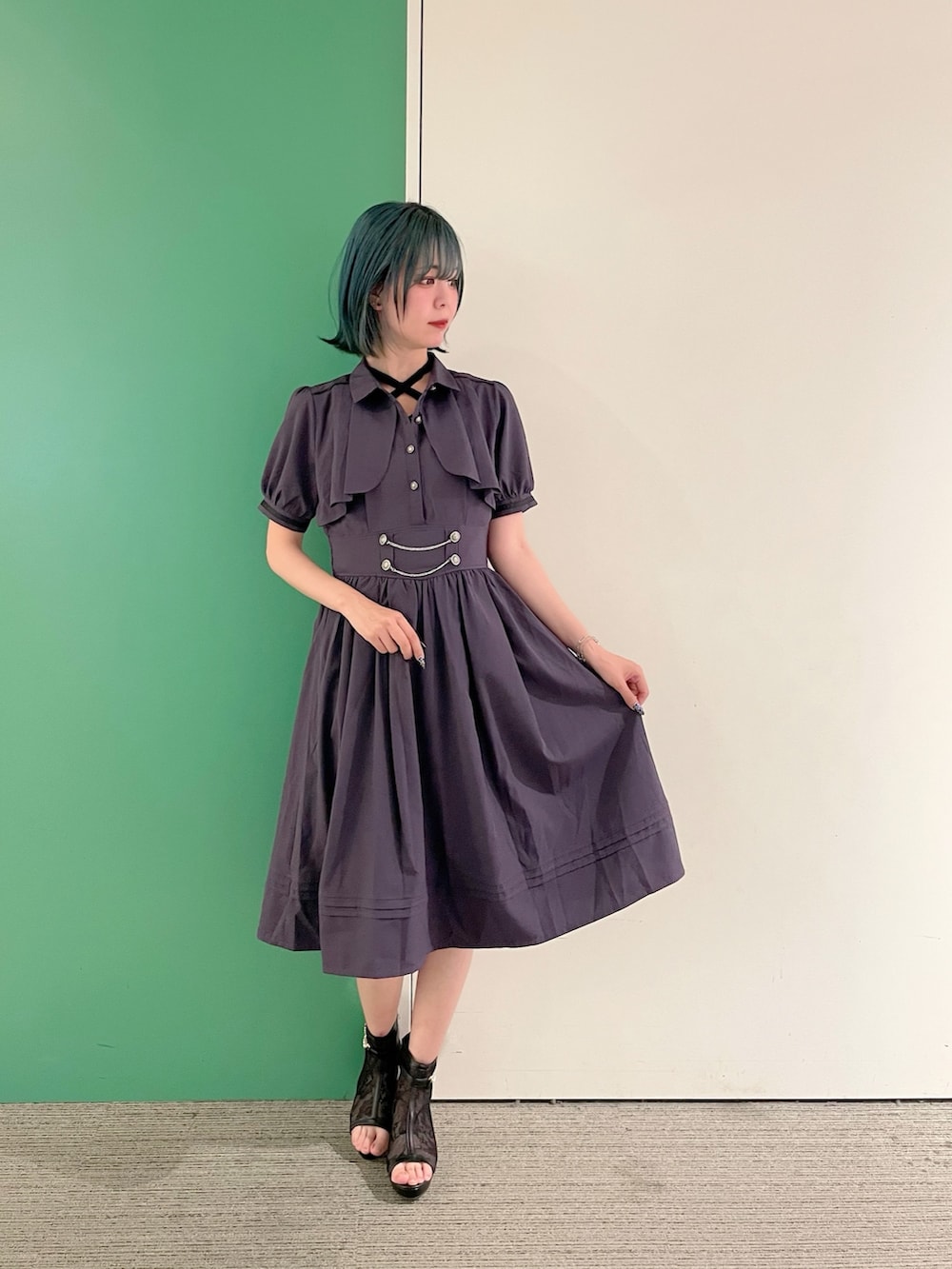 「axes femme、きれいめコーデ、オトナ女子、ワンピースコーデ、ワンピース、ワントーンコーデ、30代コーデ、30代ママ、パープルコーデ、初夏コーデ、初夏のお出掛けコーデ」｜「axes femmeのカップ付きストラップタンク（タンクトップ、ブラック系）」を使った、sach1さん（レディース・166cm）の春コーディネートの2枚目の写真