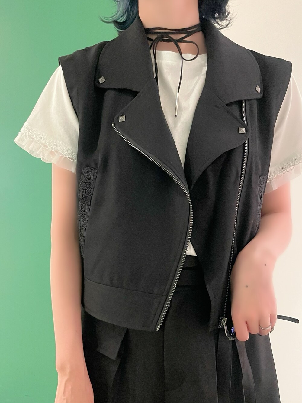 「大人カジュアル、アウトドアスタイル、axes femme、オトナカジュアル、休日スタイル、ラフコーデ、シンフルコーデ、30代コーデ、30代ファッション、30代ママ、モノトーン、モノトーンコーデ、ベストコーデ、ベストスタイル、ベスト×Tシャツ」｜「axes femmeのレース×チュール袖Ｔシャツ（Tシャツ/カットソー、ホワイト系）」を使った、sach1さん（骨格ナチュラル・レディース・166cm）の春コーディネートの6枚目の写真