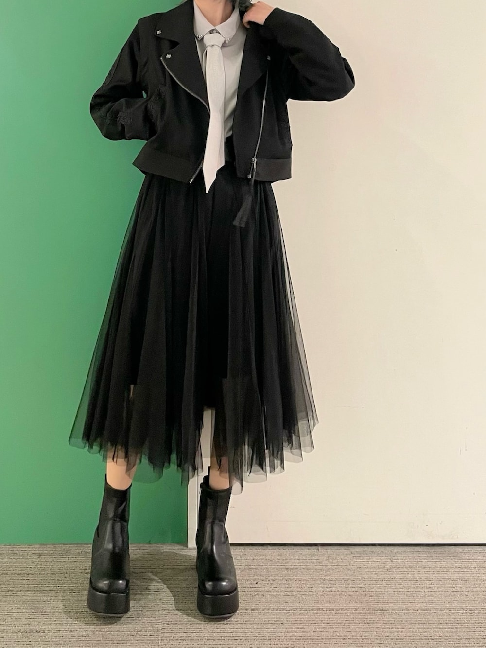 「ジャケット、春コーデ、axes femme、大人可愛い、春服コーデ、カジュアルコーデ、大人コーデ、30代コーデ、メンズライク、スカートスタイル、30代ファッション、30代ママ、ライダースジャケット、ライダースコーデ」｜「axes femmeのチェック柄ネクタイ付きブラウス（シャツ/ブラウス、グレー系）」を使った、sach1さん（骨格ナチュラル・レディース・166cm）の春コーディネートの4枚目の写真