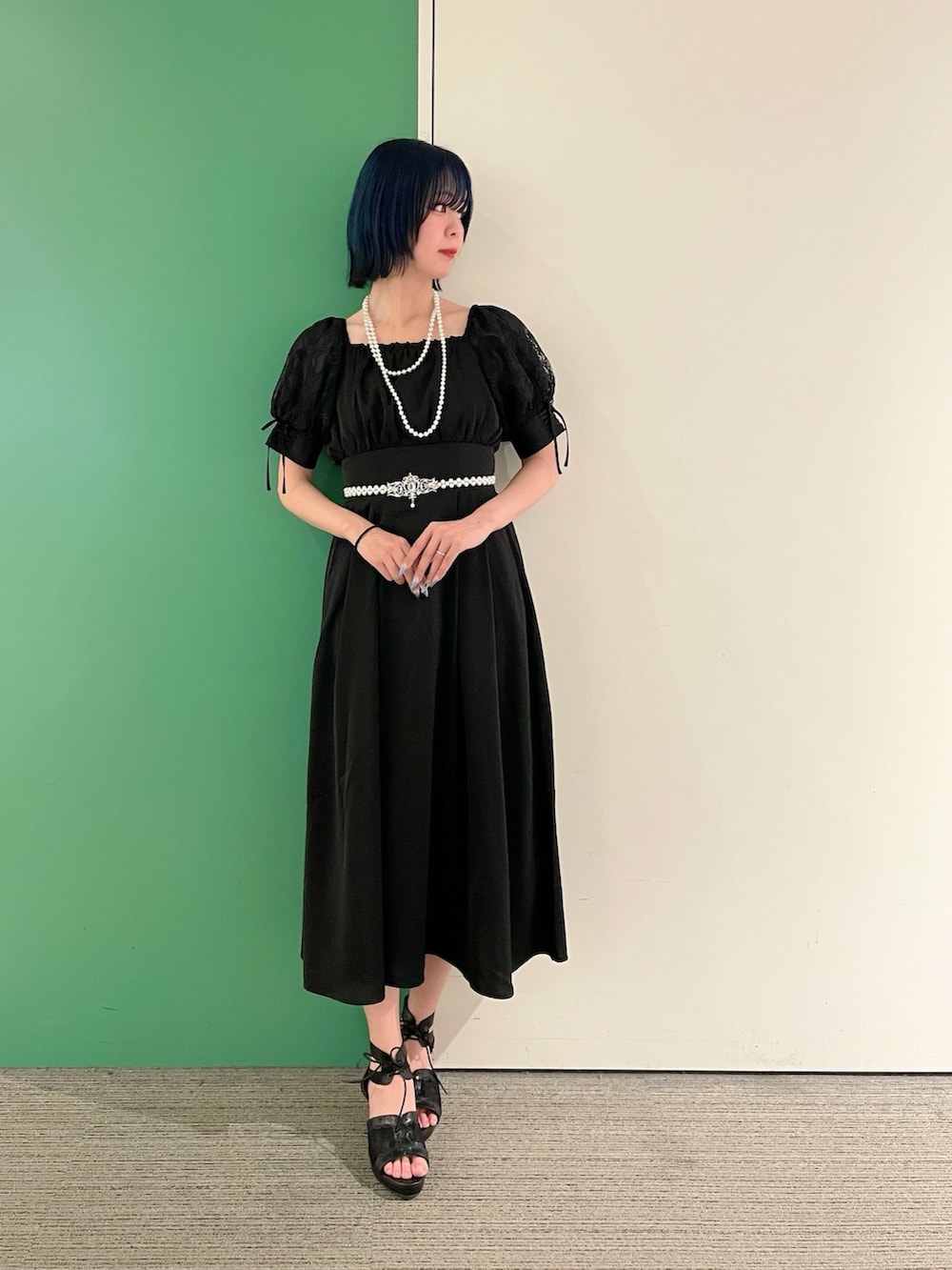 「axes femme、大人可愛い、夏コーデ、高身長女子、楽チンコーデ、ワントーンコーデ、30代コーデ、ワンピーススタイル、オールブラック、黒コーデ、サンダルコーデ、パールネックレス、パールアクセ、30代ファッション、30代ママ」｜「axes femmeのレース袖スクエアネックワンピース（ワンピース、ブラック系）」を使った、sach1さん（レディース・166cm）の春コーディネートの3枚目の写真