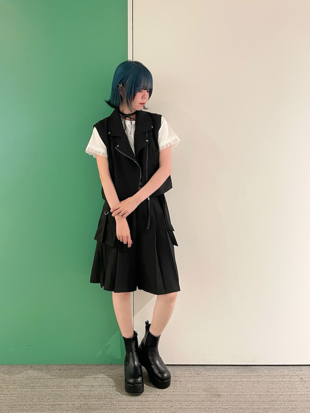 「大人カジュアル、アウトドアスタイル、axes femme、オトナカジュアル、休日スタイル、ラフコーデ、シンフルコーデ、30代コーデ、30代ファッション、30代ママ、モノトーン、モノトーンコーデ、ベストコーデ、ベストスタイル、ベスト×Tシャツ」｜「axes femmeのレース×チュール袖Ｔシャツ（Tシャツ/カットソー、ホワイト系）」を使った、sach1さん（骨格ナチュラル・レディース・166cm）の春コーディネートの2枚目の写真