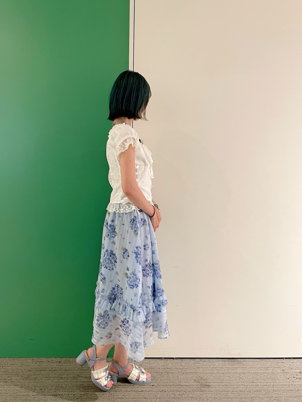 「雨の日コーデ、サンダル、axes femme、きれいめコーデ、夏服コーデ、レディースファッション、レイヤードスタイル、30代コーデ、30代ママ、あじさい柄、梅雨コーデ」｜「axes femmeの吸水速乾２ＷＡＹリブタンク（タンクトップ、ブルー系）」を使った、sach1さん（レディース・166cm）の春コーディネートの5枚目の写真