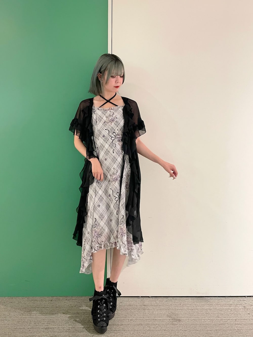 「ワンピース、axes femme、お出かけコーデ、オトナ女子、夏、休日スタイル、大人可愛い、ロングワンピース、30代コーデ、30代ファッション、30代後半、ロングカーディガン」｜「axes femmeのラッフルフリルガウン（カーディガン/ボレロ、ブラック系）」を使った、sach1さん（レディース・166cm）の夏コーディネートの2枚目の写真