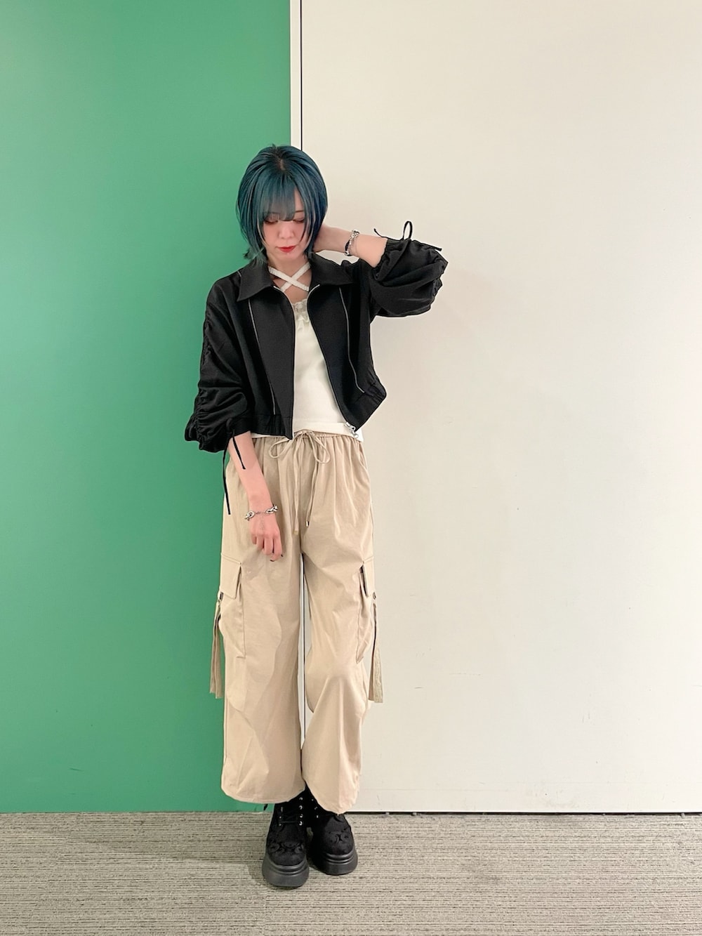 「axes femme、AXES-X、ゆるシルエット、高身長女子、楽チンコーデ、カジュアルスタイル、30代コーデ、30代ファッション、30代ママ、ブルゾン、ブルゾンコーデ、カーゴパンツ、カーゴパンツコーデ」｜「axes femmeのカップ付きストラップタンク（タンクトップ、ホワイト系）」を使った、sach1さん（レディース・166cm）の春コーディネートの2枚目の写真